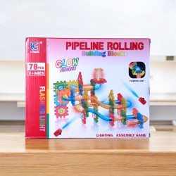 مكعبات بناء مع متاهة وكور